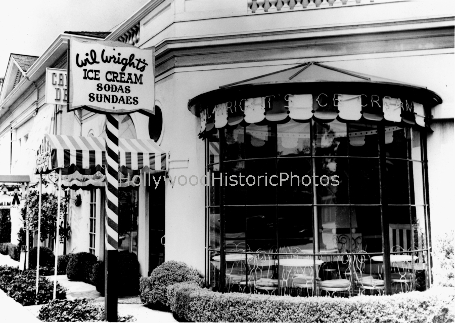 Wil Wrights Ice Cream Parlor Sunset Blvd and Sunset Plaza Dr 1950.jpg